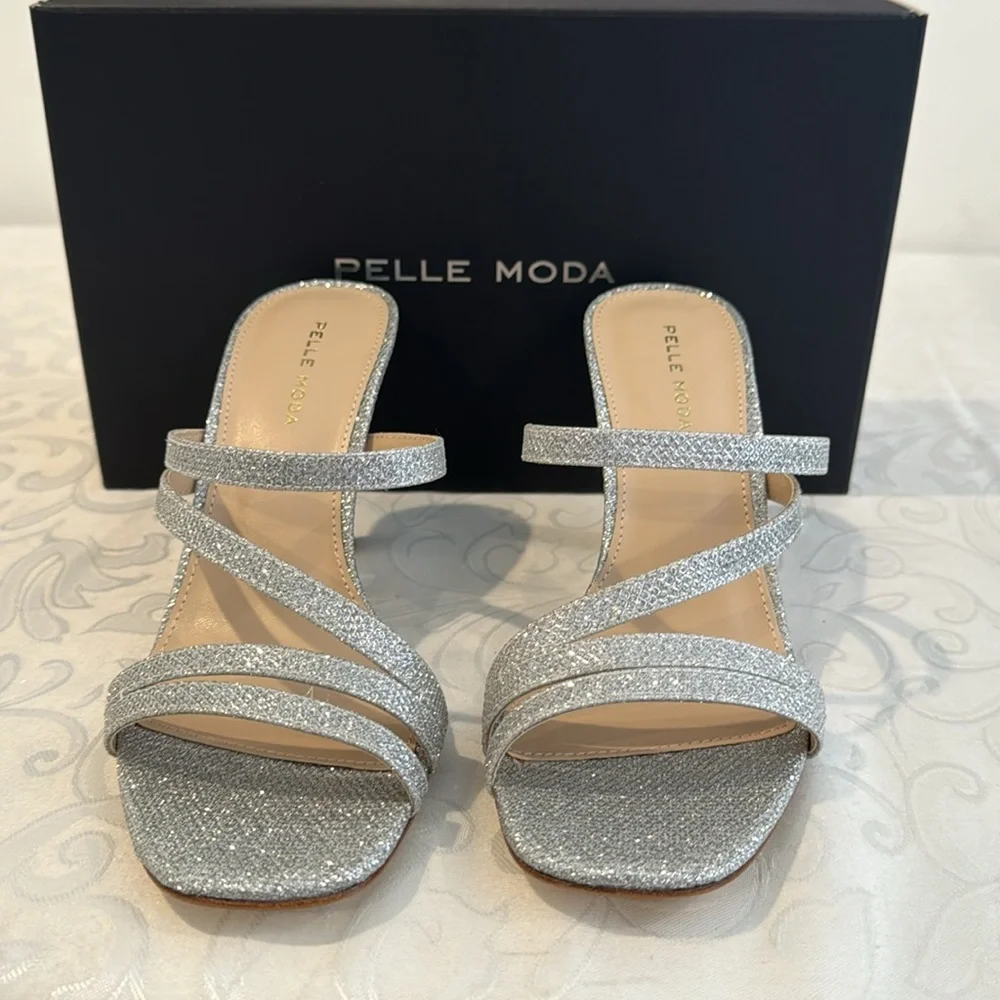 Pelle Moda Ostin Silver Metallic sandals. Ladies 8.5